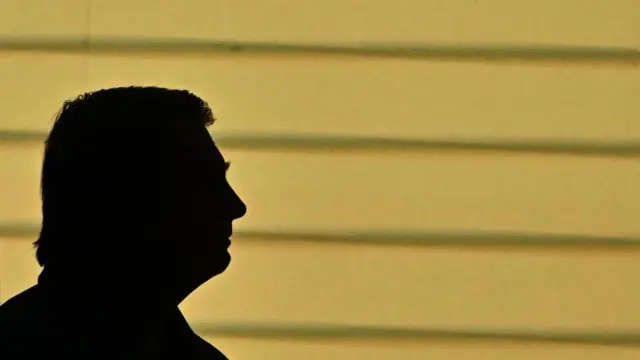 Sombra de Bolsonaro, de perfil