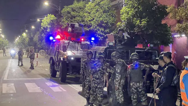 शीतल निवास बाहिर नेपाली सेनाका बख्तरबन्द गाडीहरू