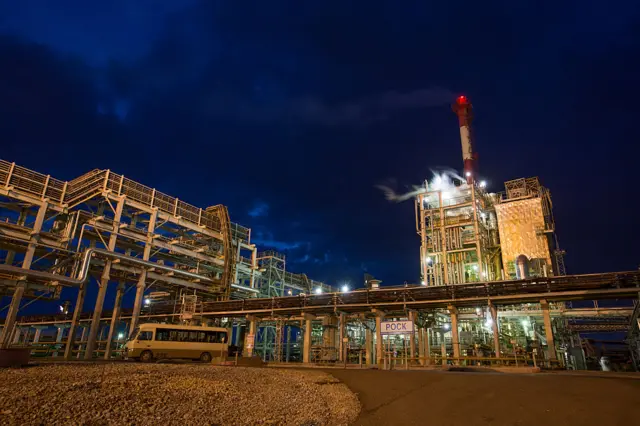 Снимок завода "Башнефти" в Уфе, сделанный ночью