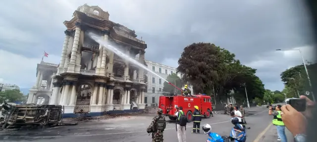 राणाकालीन प्रधानमन्त्री कार्यालयमा लागेको आगो निभाइँदै