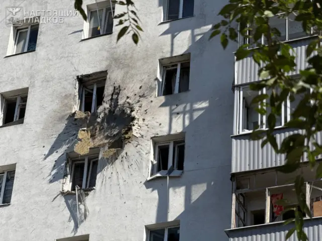Поврежденный жилой дом в Белгороде: на многоквартирном здании виден след попадания дрона