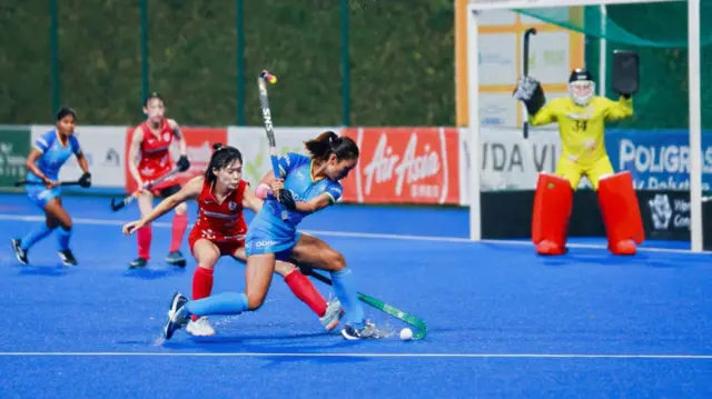 जापान के ख़िलाफ़ गोल दागती भारतीय खिलाड़ी