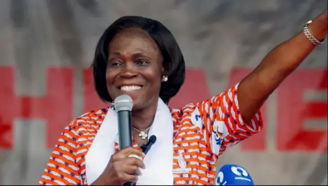 Simone Gbagbo na di ya banyere na nsogbu mgbe onyeisiala Alassane Ouattara weghaara ọchịchị n’aka ha ka emechara ntuliaka n’afọ 2010.
