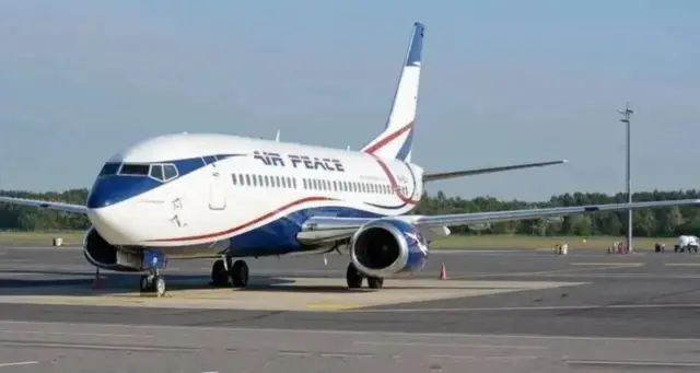 Ụgbọelu bụ akara na njirimaara ụlọọrụ Airpeace ka ọ nọ n'okporoụzọ ụgbọelu.