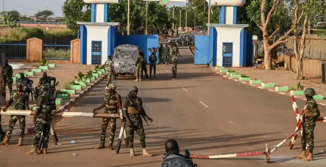 Ndịagha bu egbe kwụrụ n'ihu ogige ha na-eche ụzọ ama ha nche