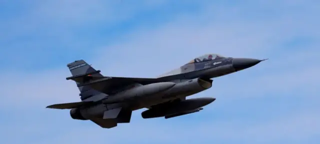 Ụgbọelu agha 'fighter jet' na-efegharị na mbara eluigwe