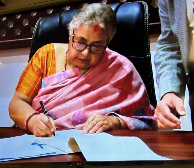 सुशीला कार्की हस्ताक्षर गर्दै