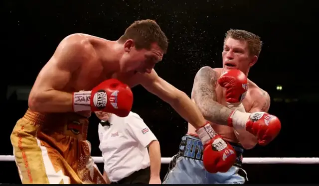 Mgbe Ricky Hatton na otu nwoke ọzọ na-eti ọkpọ n'ime ọgbọ