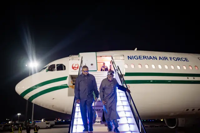 Tinubu da hadiminsa na sauka daga jirgin shugaban ƙasa
