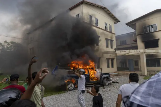 एमालेको केन्द्रीय कार्यालयमा आगजनी हुँदै गर्दाको तस्बिर