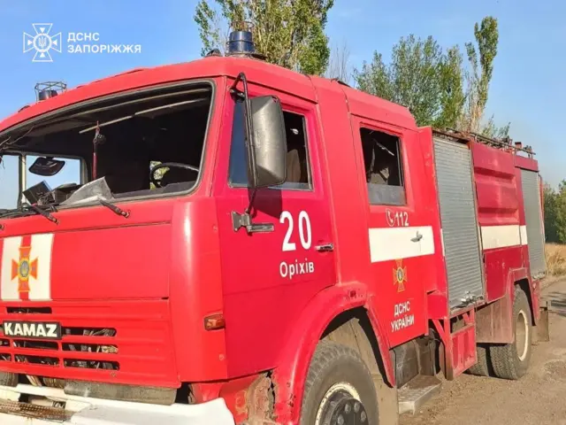 Красная машина Kamaz с выбитыми стелками.
