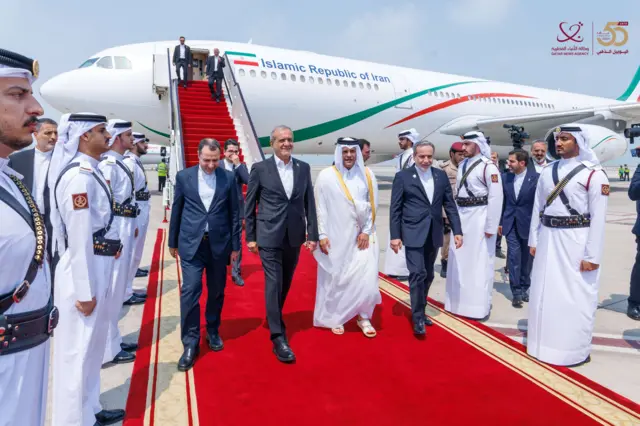 الرئيس الإيراني مسعود بزشكيان يصل الدوحة للمشاركة في القمة الطارئة