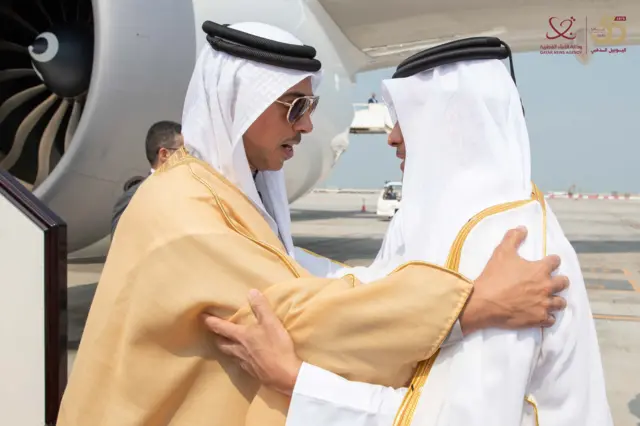 نائب رئيس دولة الإمارات منصور بن زايد يصل الدوحة للمشاركة في  القمة العربية الإسلامية الطارئة