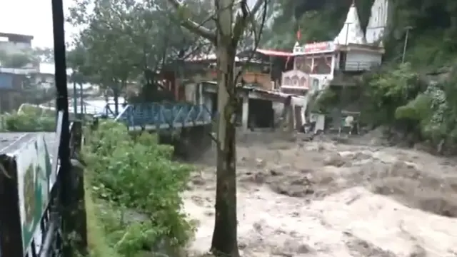 देहरादून में सहस्त्रधारा नदी