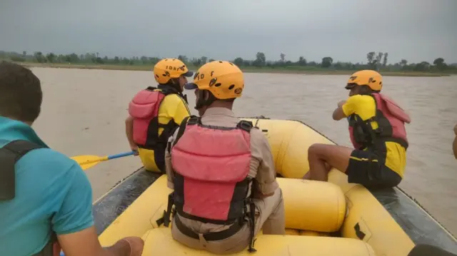 टोंस नदी में अचानक तेज़ पानी आया