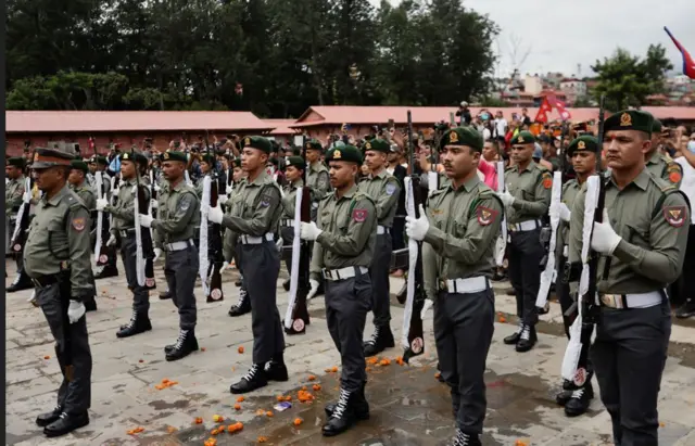 मृतकको अन्तिम संस्कारमा सम्मान चढाउँदै सशस्त्र प्रहरी