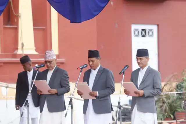 नवनियुक्त मन्त्रीहरू शपथ लिँदै