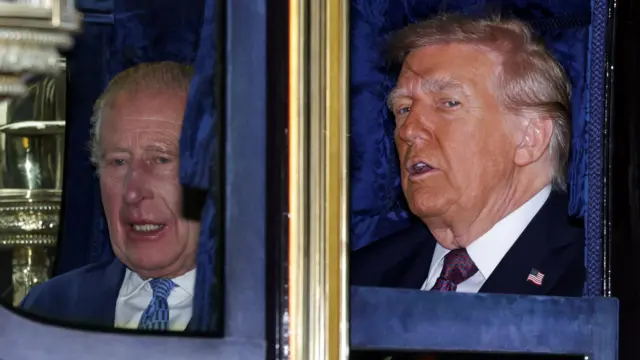 دونالد ترامپ و پادشاه بریتانیا در کالسکه سلطنتی