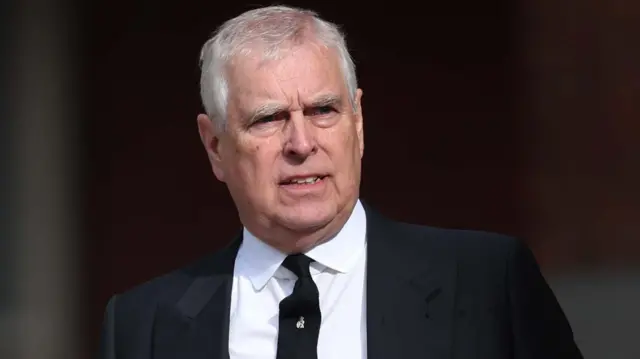 شاهزاده اندرو با کت و کراوات سیاه