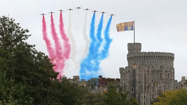 دود آبی، سفید و قرمز بر فراز کاخ وینزور