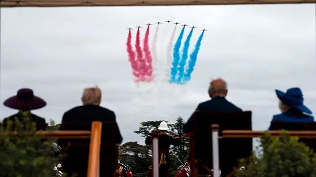 پادشاه بریتانیا و دونالد ترامپ به همراه همسرانشان به تماشای نمایش هوایی پیکان‌های سرخ نشستند