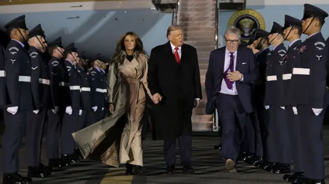 ملانیا و دونالد ترامپ جلوی هواپیمای ریاست جمهوری آمریکا و سربازان بریتانیایی در مراسم استقبال