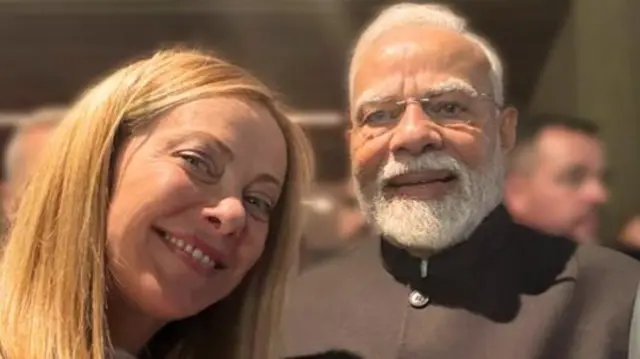 इटली की प्रधानमंत्री जॉर्जिया मेलोनी, भारतीय पीएम नरेंद्र मोदी के साथ एक सेल्फ़ी में