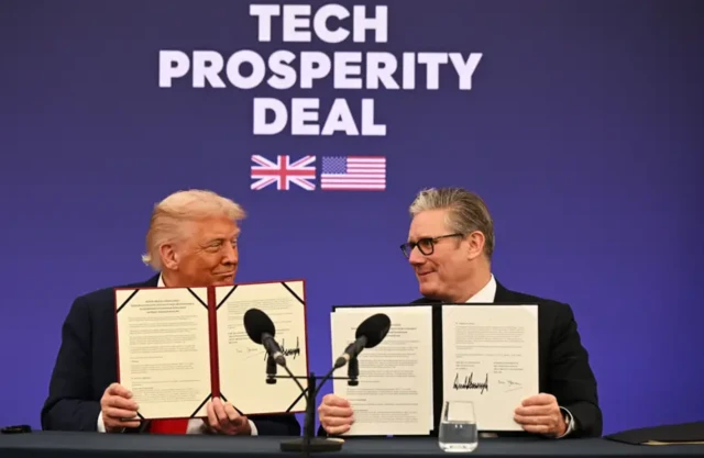 Donald Trump na Praịm mịnịsta ji akwụkwọ nkwekọrịta ha nwere na nkanuzu dị a sere ha foto