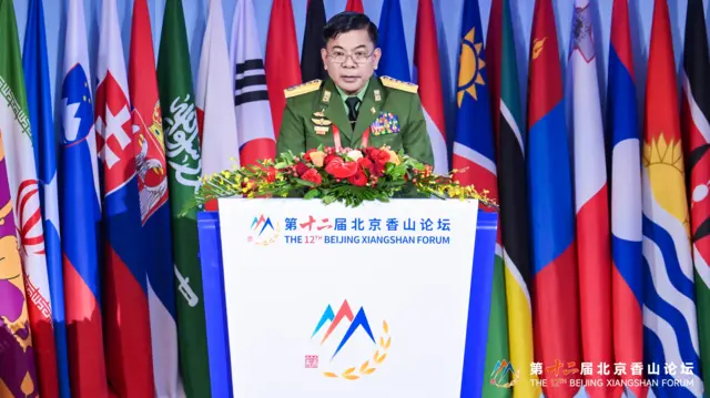 ဘေကျင်းမှာပြုလုပ်တဲ့ လုံခြုံရေးဖိုရမ်ကို စစ်ကော်မရှင် ကာကွယ်ရေးဝန်ကြီး ဗိုလ်ချုပ်ကြီး ထွန်းထွန်းနောင် တက်ရောက် မိန့်ခွန်းပြောနေပါတယ်