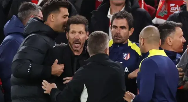 Ana fitar da kociyan Atletico Madrid Diego Simeone daga fili