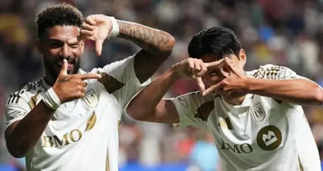 Denis Bouanga (a hagu) da Son (a dama)