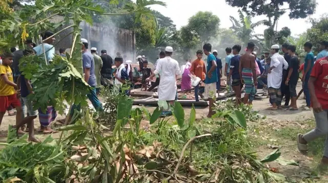 মাজারে হামলা ভাঙচুর করছে একদল ব্যাক্তি