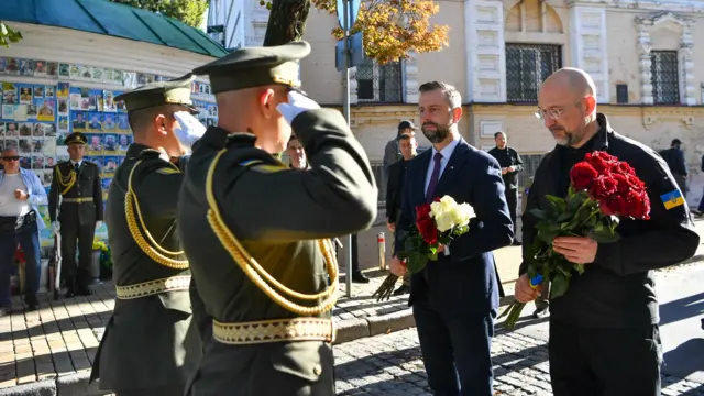 косиняк-камыш возлагает цветы вместе со шмыгалем