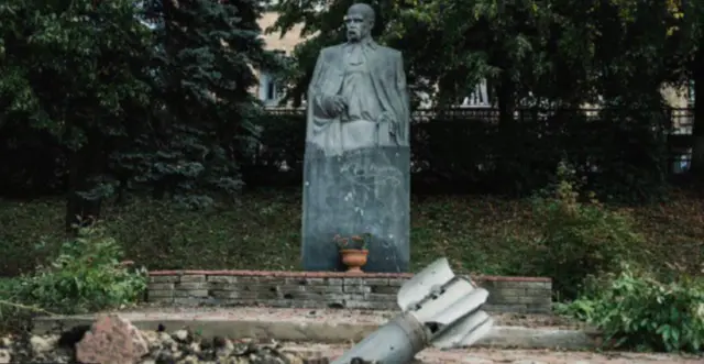 Центр Купянска после обстрела российской армией ( на заднем плане — памятник Тарасу Шевченко)
