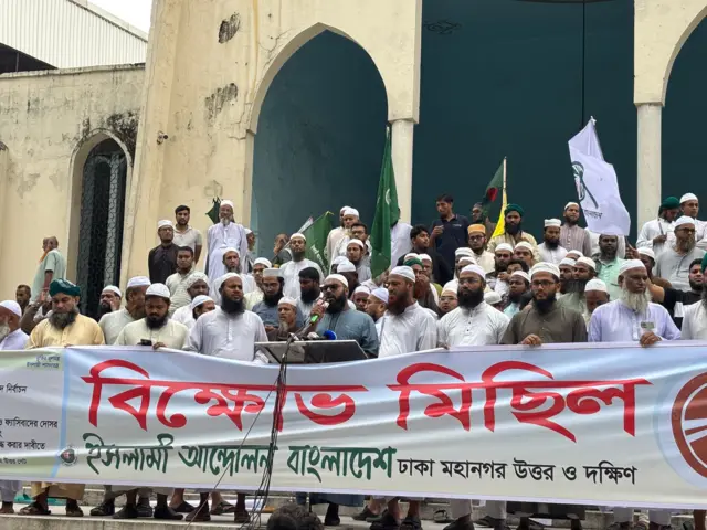 ঢাকার বায়তুল মোকাররম মসজিদের উত্তর গেট থেকে কর্মসূচি শুরু করে ইসলামী আন্দোলন বাংলাদেশ।