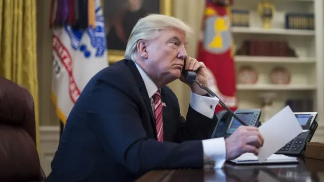 Trump na zaune a ofishinsa yana waya