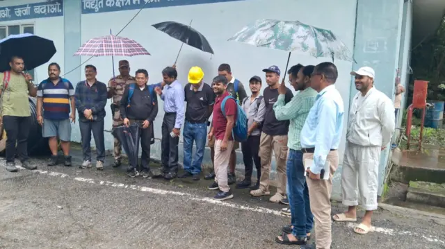 पिथौरागढ़ टनल में फंसे कर्मचारी