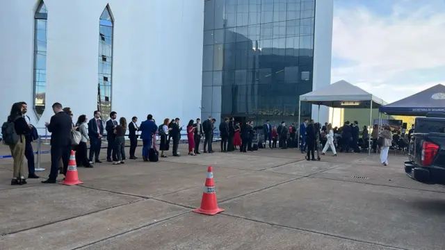 Jornalistas do lado de fora do STF