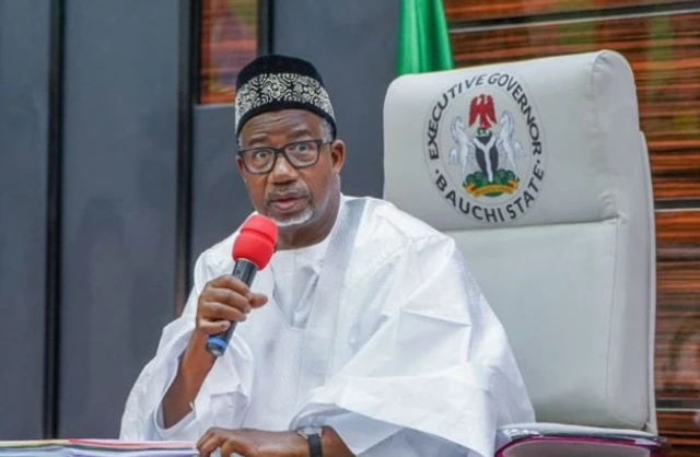 Gwamnan Bauchi zaune kan kujera riƙe da abin magana