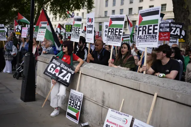 صورة لمظاهرة مؤيدة للفلسطينيين في لندن.