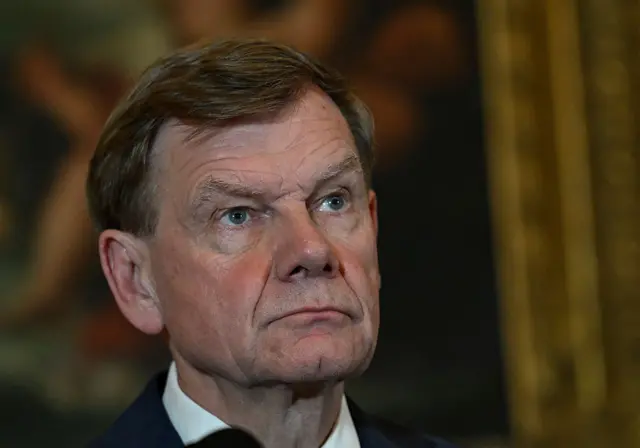 صورة وزير خارجية البرتغال، باولو رانجيل وهو ينظر إلى أعلى وبشرته بيضاء اللون وشعره لونه بني.