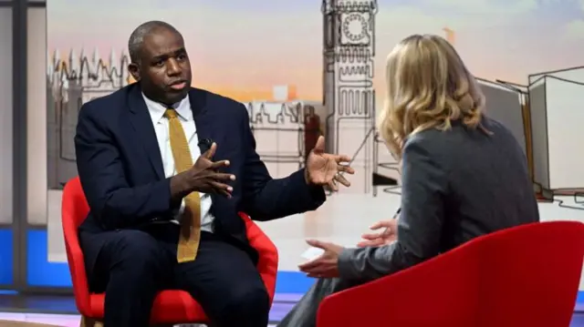 Deeviid Laamii gaazexeessituu BBC waliin