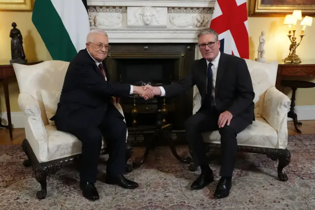صورة لرئيس الوزراء البريطاني، كير ستارمر، ورئيس السلطة الفلسطينية، محمود عباس، خلال زيارة الأخير إلى المملكة المتحدة.