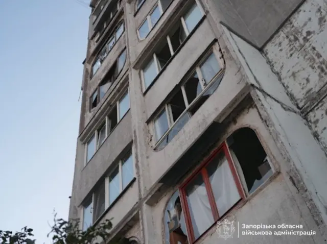 По данным властей, в Запорожье в результате атаки пострадали 15 многоквартирных домов