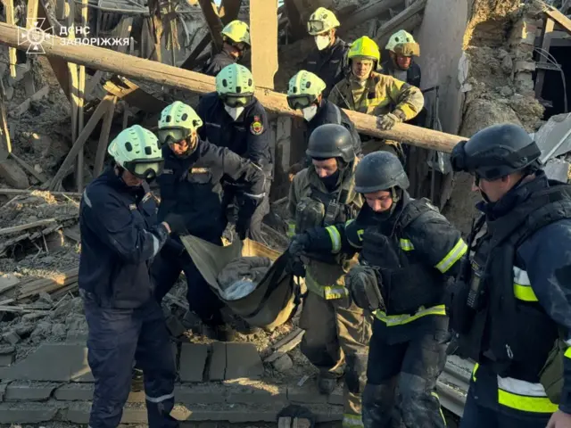 Спасатели извлекли из-под завалов частного дома пожилую женщину