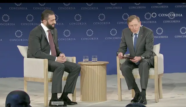 ژنرال پتریاوس، فرمانده سابق نیروهای آمریکایی در عراق در کنار احمد شرع رئيس جمهوری سوریه