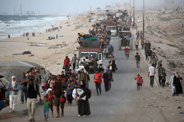 বাস্তুচ্যুত ফিলিস্তিনিরা তাদের জিনিসপত্র নিয়ে সরে যাচ্ছেন