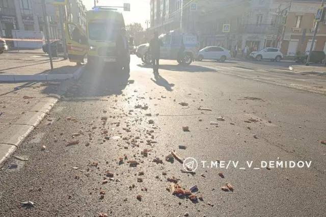 Мэр опубликовал фото обломков дрона на улице возле администрации