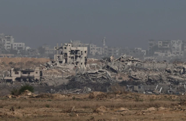 গাজা সিটিতে ইসরায়েলের আক্রমণের পর হাজার হাজার মানুষ পালিয়ে যেতে বাধ্য হন