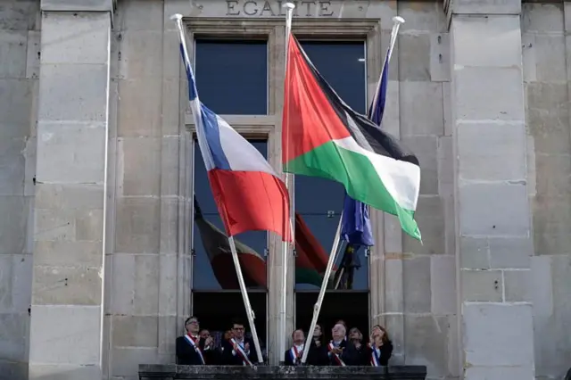 پیشتر، اولیویه فور، سیاستمدار چپگرا، در مراسم برافراشتن پرچم فلسطین در بیرون تالار شهر سن دنی در نزدیکی پاریس شرکت کرد